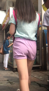 短裤翘臀美腿可爱小妹