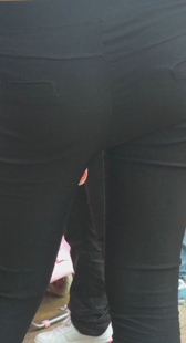 跟拍大屁股打底黑裤少女