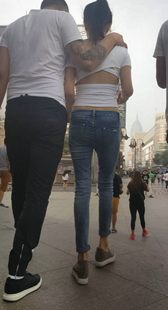 白色上衣蓝色紧身牛仔裤大胸漂亮美女