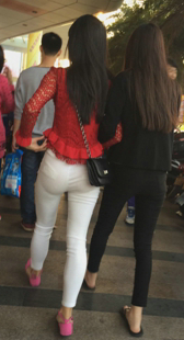 性感圆臀白裤内痕明显