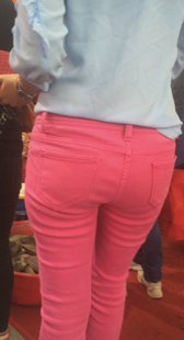 大屁股红色紧身牛仔少妇