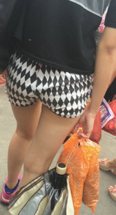 街拍包臀热裤小少妇