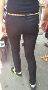 街拍黑紧包臀少妇