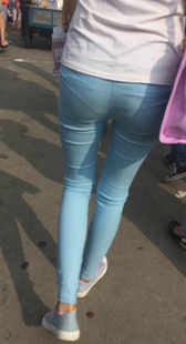 紧身蓝色打底裤小妹