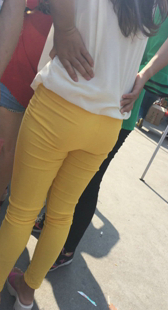 超紧黄色布裤成熟小少妇