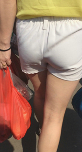 白色热裤内痕明显