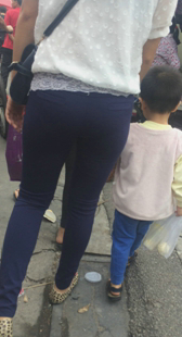 紧绷圆臀成熟少妇