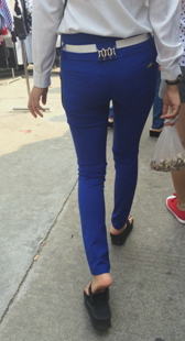 宽臀蓝紧布裤少妇