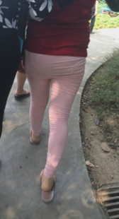 粉裤黑裤姐妹花