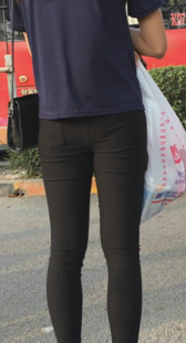 街拍包臀打底黑裤小妹