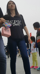 长相靓丽蓝色紧身牛仔裤饱满圆臀美女