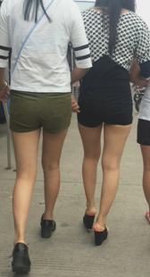 街拍热裤包臀两姐妹