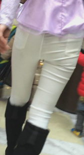 商场大屁股白紧裤