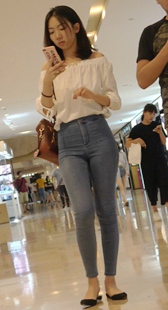 商场细腰紧牛肥臀美女