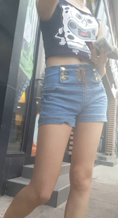 紧绷牛仔短裤细腰性感翘臀美女