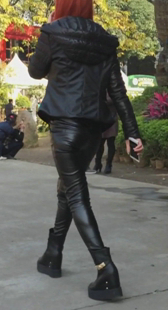 高跟皮裤红发小妹