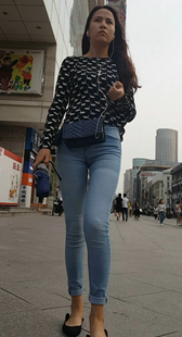 蓝色牛仔裤漂亮美女性感翘臀