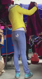 服装店紧牛小妹