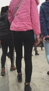 长腿宽臀黑裤少妇