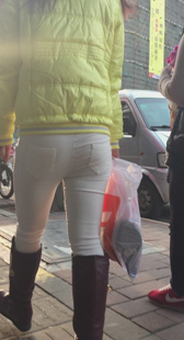 街拍包臀白裤小妹