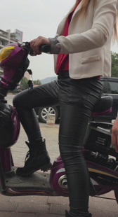 圆臀紧身皮裤三角区