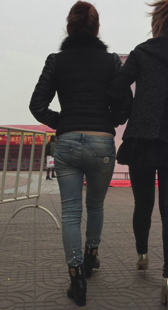 街拍紧牛大屁股少女