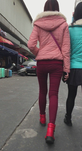 包臀红紧布裤少妇