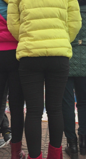 街拍宽臀打底黑裤小妹