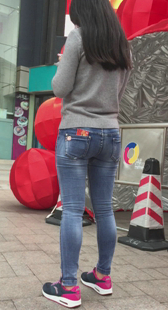 翘臀蓝紧牛仔裤