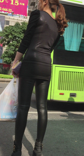 街拍高挑紧身皮裤少妇