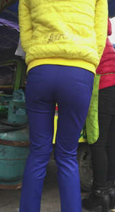 街拍蓝紧布裤内痕明显