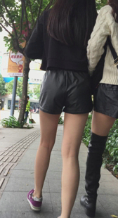 两热裤美腿小妹