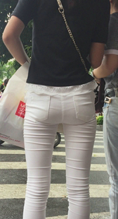 性感白裤紧臀小妹PP已经下垂