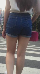 超紧牛仔热裤大宽臀小妹