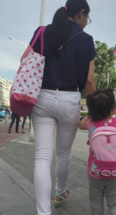 紧身白裤妈咪内痕超性感
