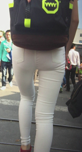 性感白裤紧臀大学生