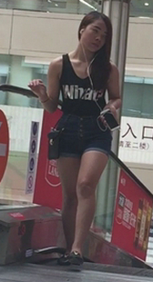 紧身丰臀热裤美少妇