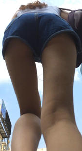 牛仔热裤长腿妹上楼梯