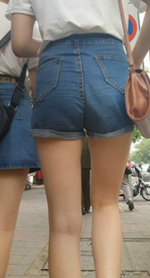 性感牛仔热裤大学妹