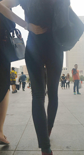 黑裤长腿紧臀少妇