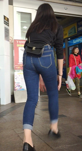 性感牛仔裤翘臀美眉