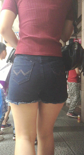 牛仔热裤宽臀大学妹