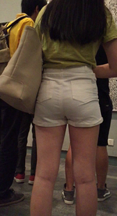 白热裤宽臀美女