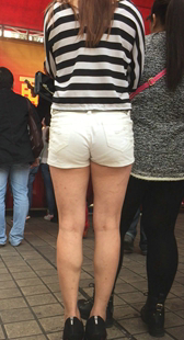 白热裤高跟妹子沟都夹进PP了