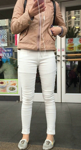 白裤与牛仔热裤两少妇