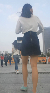 街拍黑短裤宽臀少妇