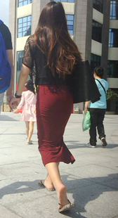 长裙包臀美眉韵味十足