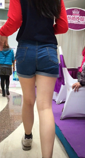 青春气息的热裤学生妹