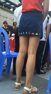 牛仔包臀裙长腿美眉