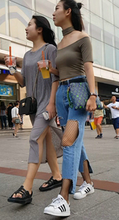 牛仔裤时尚美女诱人双胸